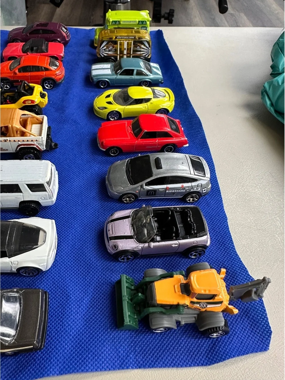 Set of 16 Assorted matchbox Toy Cars and Vehicles